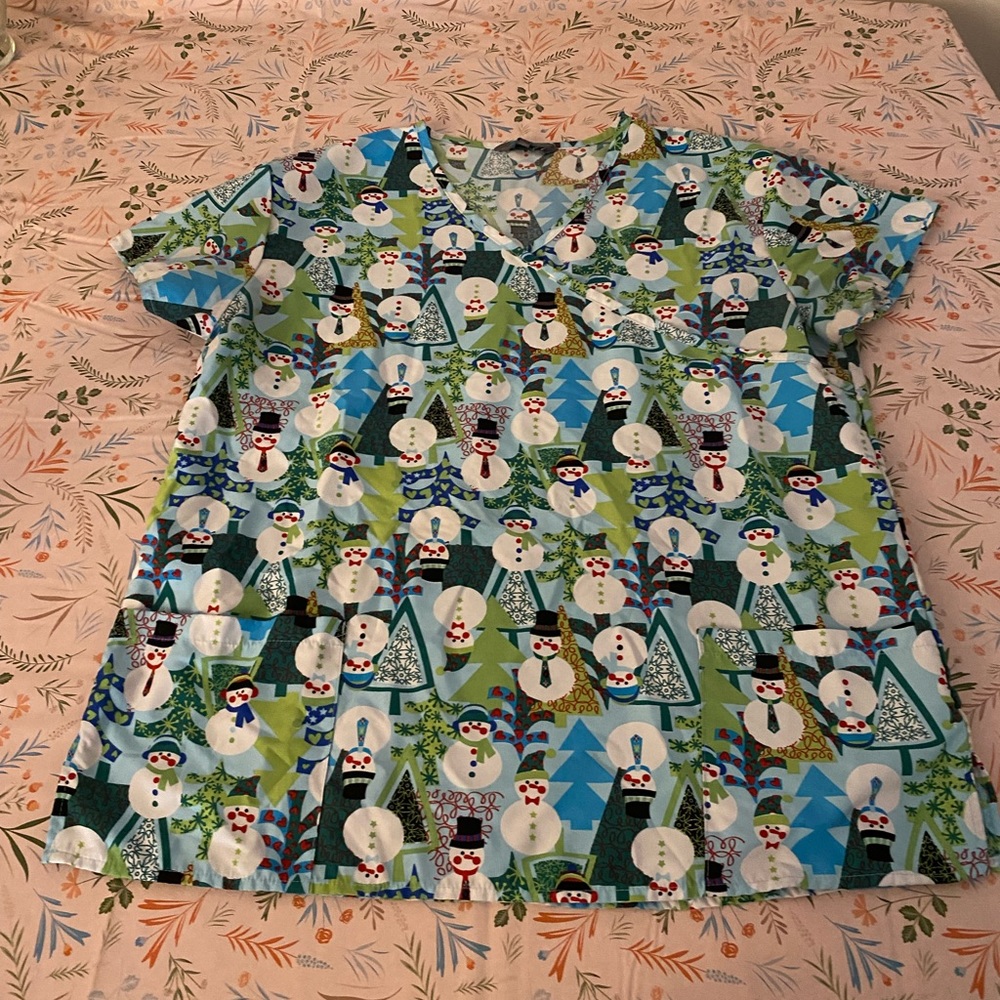 Like new! Snowman scrub top women’s size large
